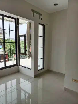 Disewakan Rumah Rapih Baru Dicat Ulang East Asia Green Lake City