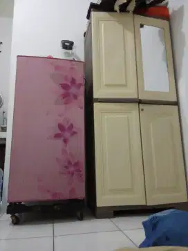 Lemari plastik tebal dan kulkas 1 pintu