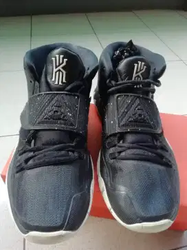 SEPATU KYRIE SIZE 43/44