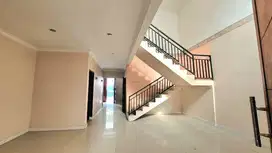 DIJUAL RUMAH TINGGAL SIAP HUNI DI GANDARIA SELATAN TERDAPAT HALAMAN