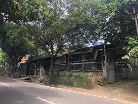 DIJUAL LAHAN DENGAN BANGUNAN LOKASI SAMPING JALAN RAYA DI JAGAKARSA