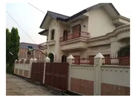 RUMAH ASRI KOKOH STRATEGIS DI KOMPLEK DEPLU ADAM MALIK