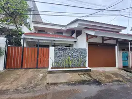 DIJUAL DAN DISEWAKAN RUMAH TINGGAL ASRI DALAM KOMPLEK PLN SENAYAN