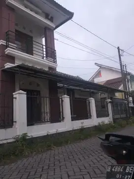dijual rumah semi dua lantai di dekat Kampus UGM