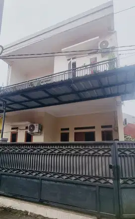 JUAL RUMAH BANGUNAN BERKUALITAS 3 LANTAI KAWASAN KARANG TENGAH CILEDUG