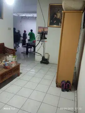 Disewakan Rumah 2 Lantai Depan Taman Di Margahayu Raya