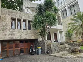 Dijual Rumah dua lantai dengan kolam renang di Bendungan hilir jakpus