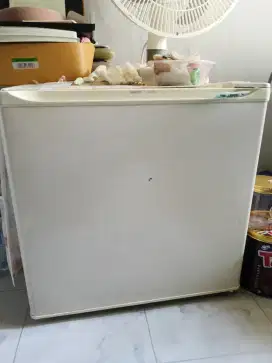 kulkas mini sanyo kodisi bagus