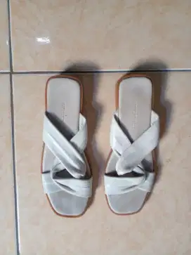 Sendal perempuan