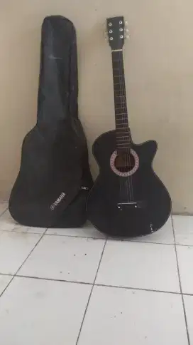 Gitar Yamaha warna hitam