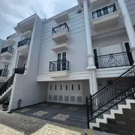 Dijual rumah mewah 3 lantai lokasi strategis jagakarsa