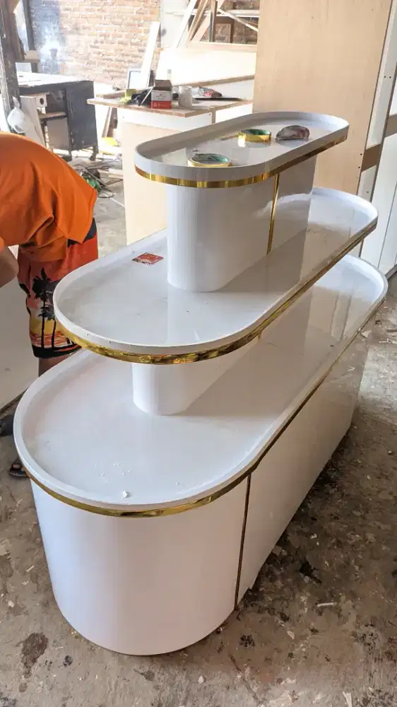 Rak kosmetik toko