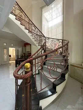 2 menit Jemursari Rumah 2 Lantai di Tenggilis lebar 10x20 semifurnish