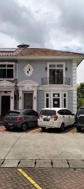 Dijual rumah 2 lantai hook di taman Paris town house