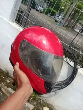 Di jual helem 2 buah warna merah dan hitam murah aja 150 rb