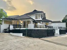 RUMAH MEWAH POSISI HOOK DAN SIAP HUNI DI MAMPANG DEPOK