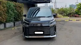 Km21rb toyota voxy cvt tss 2023 hitam cash kredit bisa