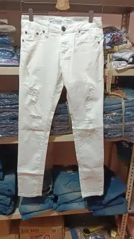 Celana levis wanita
