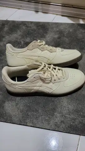 asics   no  42  baru