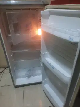 Jual kulkas sanyo 1 pintu kondisi normal
