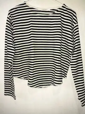 KAOS CROP SALUR STRIP HITAM PUTIH