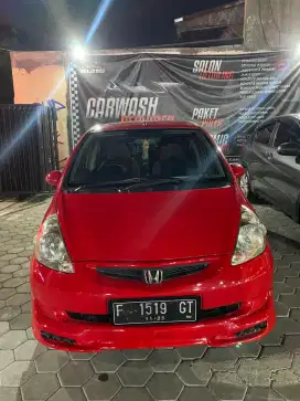 Mobil jazz merah 2005