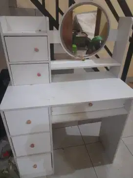 Meja Rias Bekas – Edisi Pindahan, Murah & Masih Bagus!