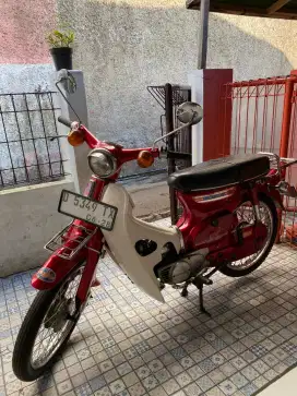 Honda C70 merah
