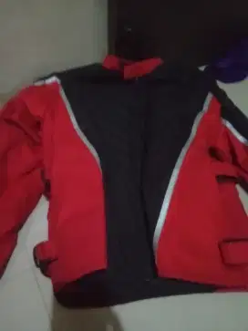 Jaket Bikin 2 tahun' yang lalu warna merah hitam bahan tebal