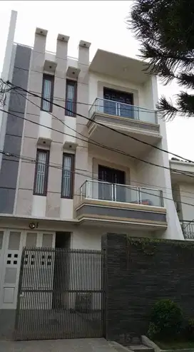 Rumah & LOKASI BAGUS LUAS 8 x 22m² hadap TIMUR DI JELAMBAR