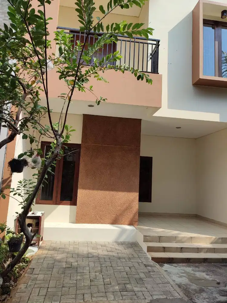 Rumah 2 lantai dengan suasana sejuk dan asri
