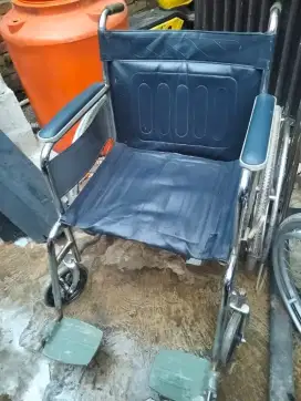 Kursi roda bekas layak pakai