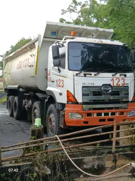 HINO 700 Dum Truk
