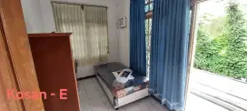 Kosan Putri, Kamar Mandi Dalam, Wifi, AC. Nyaman Murah Strategis