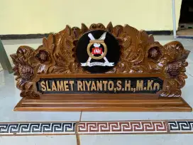 Papan nama meja kantor motif ukir material kayu jati tanpa campuran