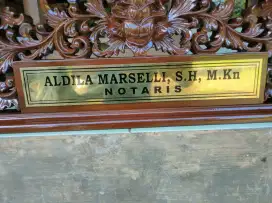 Papan nama meja kantor motif ukir material kayu jati tanpa campuran