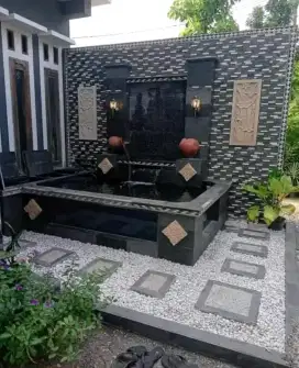 Tamam hijau dan kolam batu alam