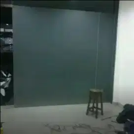 Pasang stiker sanblas kaca film bermanfaat menghindari pecahnya kaca