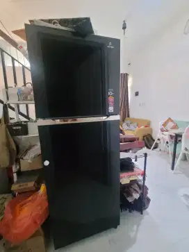 Kulkas 2 pintu kondisi masih seperti baru