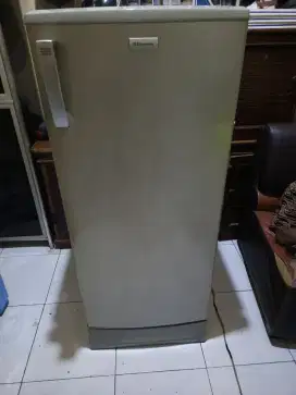 KULKAS MERK ELEKTRULUX FULL ORISINIL BELUM PERNAH SERVICE