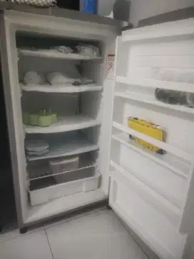 Freezer merek aqua