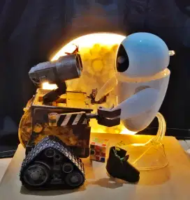 figure robot wall e dan eve bisa bicara gerak vintage jam sepeda antik