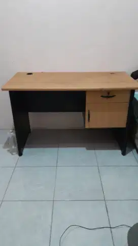 Meja kerja kondisi bagus