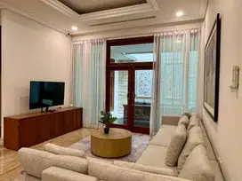 DISEWAKAN RUMAH MEWAH 2 LANTAI FURNISHED GRAHA FAMILI SURABAYA