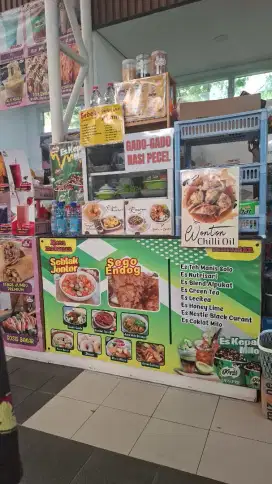 Pegawai stand makanan dan minuman