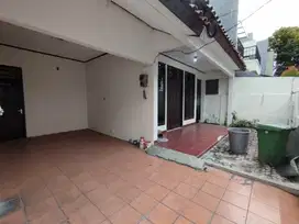 Disewakan rumah di tebet untuk kantor/tinggal, Jalan 2 mobil