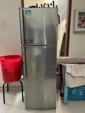 Kulkas sharp 2 pintu