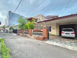 rumah mewah beserata isi nya deket stadion ciceri