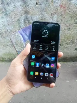 Redmi note 8 ram 3/32 minus ada baret dikit di bagi bawah