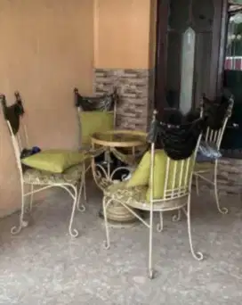 Set meja makan besi utuh